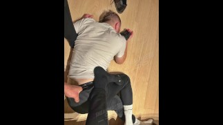 Twink Slave cheirar os pés para seu sneak master scally lad fedorento meias fedorentas pés galo