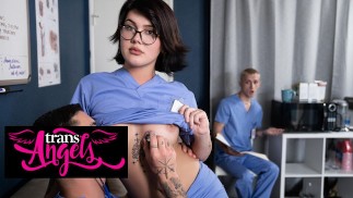 TRANS ANGELS - Nadržení stážisté Daisy Taylor a Chris se rozptýlí při práci na šukání