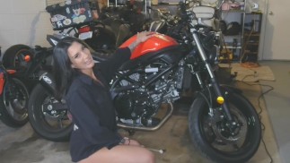 Mecânico de motocicletas pede outra forma de pagamento (Homewrecking Roleplay) Siclianprincess