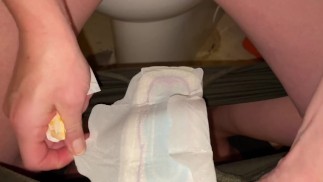 Její ranní prd osvěží vzduch, než si vymění tampon a dobovou podložku