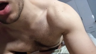 Guy gemendo mentre Bed Humping - Forte intenso orgasmo