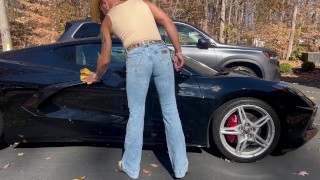 Corvette Cowboy oprašuje auto a jeho kovbojský penis