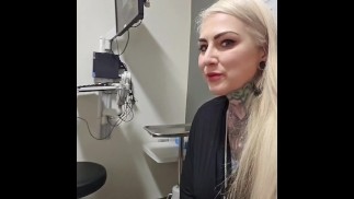 Ondeugende upskirt POV bij het dokterskantoor!