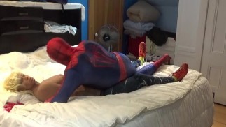 Spiderman hrbí a pak šuká sexuální panenku