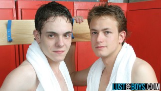 Amigos Dave Hilton e Will Forbes se beijando em uma piscina pública