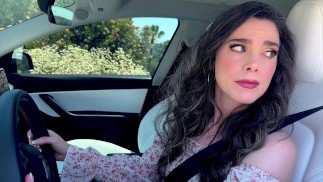Stranded Nicole Vaunt obtient son moteur Lubed par The Porn Dude big dipstick !