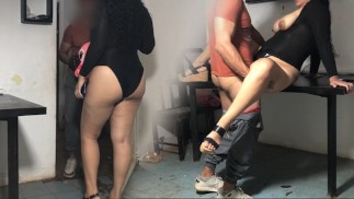 Invito a pasar al repartidor para tener sexo mientras estoy solita y cachonda