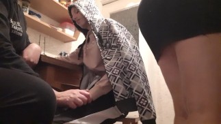 彼女にキッチンでこっそり手コキ抜きしてもらう