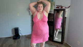 Busty Blonde probeert dunne Pink Summer slaapkleding (verwijderd van YouTube)