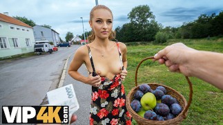 VIP4K. Red cappuccetto adora mostrare la sua figa nell'auto del fidanzato
