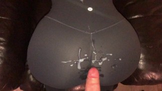 Cumming po celém zadku jejích legín a tření to dovnitř