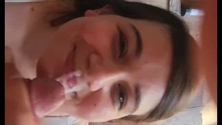 Me corro con mi marido todo el tiempo. Mírame chupar a mi marido cachondo en la cueva del hombre. ¿Celoso?