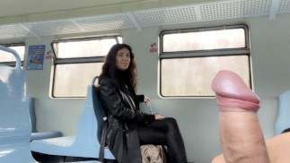 Fremder half mir Cum On öffentlichen Zug und geht mit Cum On Gesicht um Waggons herum - CUMWALK