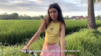 Ho ringraziato uno sconosciuto con la mia figa dopo che mi ha aiutato con la mia bici - Creampie