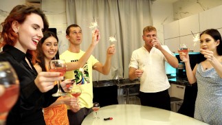 Studenten feiern Silvester auf einer Party und ficken Gruppensex