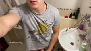 在浴缸里抽搐 独居男孩在邻居的厕所里自慰 D