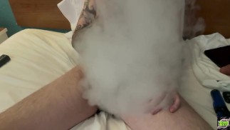 Hot Bi Guy Richard RiXXX acaricia una gran polla antes de ser follada por una máquina sexual
