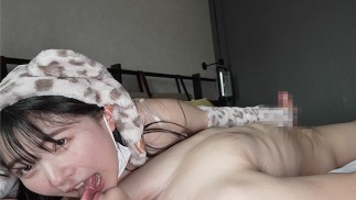 えっちなヒョウのコスプレをした女の子がディープキスしながら手コキ責め