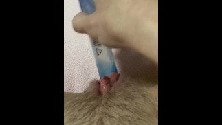 Follando mi coño apretado extremo con un palo de pegamento de nuevo. Vista desde arriba. Sonidos de coño mojado
