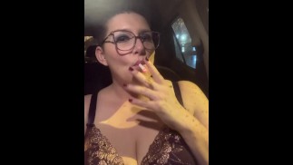 Fumer dans un soutien-gorge 😜 sexy