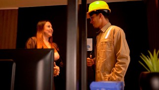Internet servicemedewerker Thiago Lopez sluit wifi aan op rondborstige milf Daniela Gomez