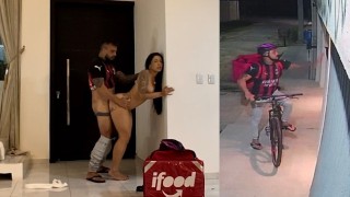 Entregador de delivery fodeu minha esposa no quarto enquanto eu estava trabalhando