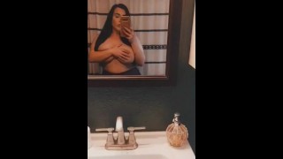 Milf aux gros seins naturels