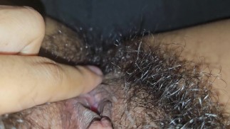角質の大声でFTMは毛むくじゃらの男の子の猫と遊ぶ