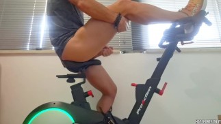 Sexy Perverser, der sein Heimfahrrad am Fenster fickt, bis er viel abspritzt