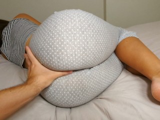 MILF Deelt Bed Met Buurman Terwijl Haar Man Niet Thuis is