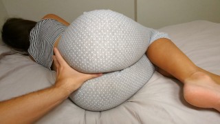 Milf deelt bed met buurman terwijl haar man niet thuis is