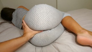 Milf deelt bed met buurman terwijl haar man niet thuis is