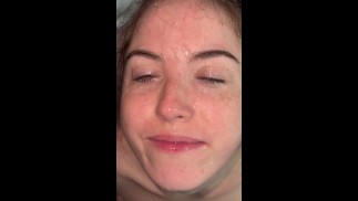 Kleine slet krijgt facial🥜