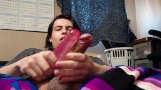 Guy reibt seinen Schwanz und seinen Dildo beim Abspritzen