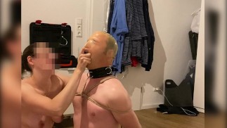 Mistress dává smyslnou dechovou hru a hluboký trénink pro otroka v otroctví