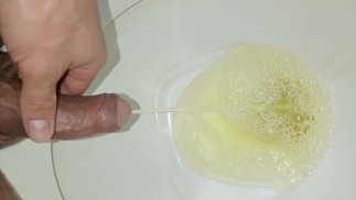 pissing en baño publico, casi me pillan enorme, orina,primer plano, sumiso fetichista