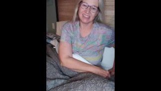 Hot milf masturbeert nadat ze het uit maakt met haar vriendje!