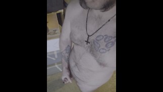Masturbándose con plug para el pene