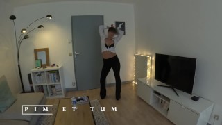Pim & Tum - Pop Snow Dance - Nadržená televizní moderátorka tančí, aby škádlila svého kameramana