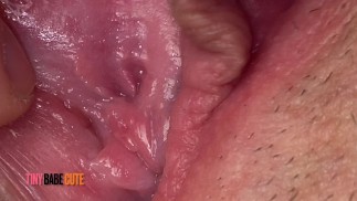 FULL HD 4K - MUJER VIRGEN RECIBE UN MASAJE RELAJANTE EN SU COÑO ROSADO ANTES DE SER DESVIRGADO