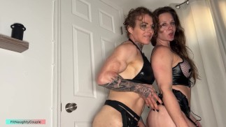 Dwa mięśniowe chics z kutasami dominują gorący facet w dupie! Pełny film @FitNaughtyCouple fanów OnlyFans