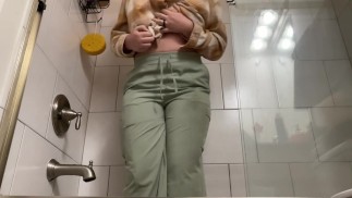 Dopo una lunga giornata di lezioni, non ce la faccio più!! Guardami lottare per non fare pipì!!