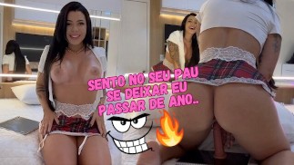 Aluna gostosa se masturbando e falando putaria para seduzir o professor safado