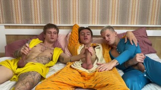 Grupa - chłopaki na imprezie piżamowej soczyście pieprzyli się nawzajem do jaj - 616