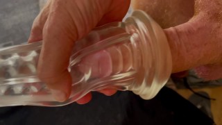 Mâle se masturbe avec un jouet et un énorme creampie