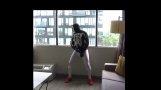 spandex & wetsuit bij het raam van het hotel