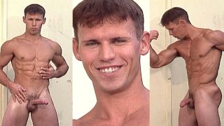 DAVE D- GIOVANE STALLONE NAKED SI FLETTE CON UN HARD-ON