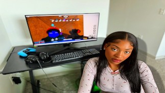 "¡Este juego chupa, dispara tu semen en mi boca en su lugar!"