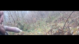Branler dans des préservatifs usagés avec du sperme étrange dans la forêt 4