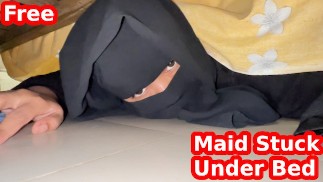 Criada árabe Hot atascada cuando limpia debajo de la cama - Chica hijabi de gran culo usa Abaya Niqab y panty